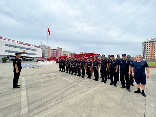 消防宿營車緊急馳援瀘定！在瀘定地震災(zāi)區(qū)配合救援(圖4)