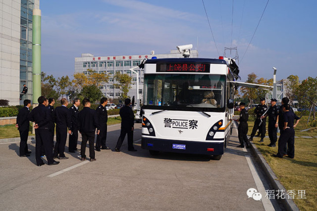 江西上饒5臺(tái)鴻馬移動(dòng)警務(wù)室街頭上崗(圖1)