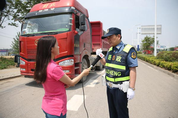 安徽省公路局組織“路政宣傳月”活動  移動交通執(zhí)法站助力聯(lián)動治超(圖2)