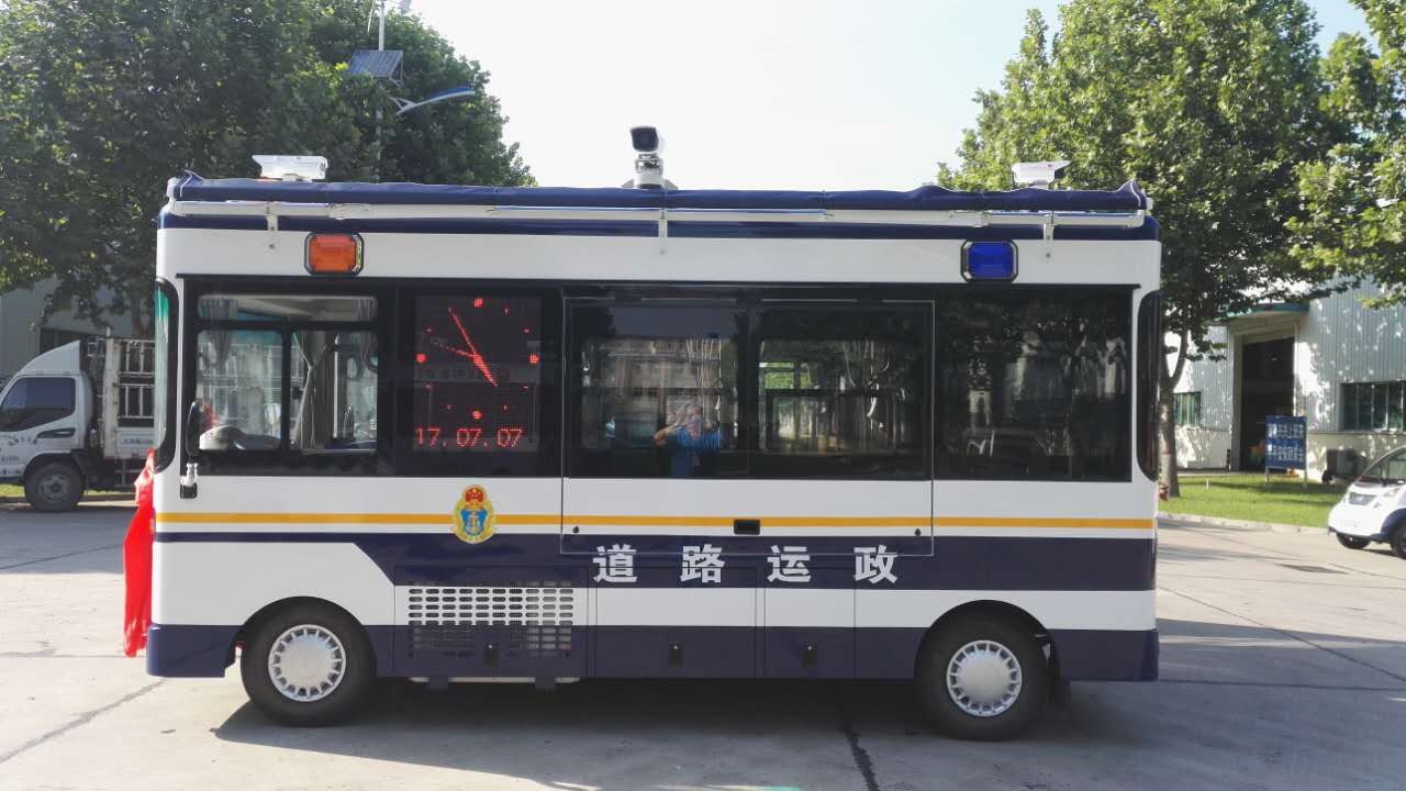 內(nèi)蒙古鄂爾多斯運(yùn)管局移動(dòng)執(zhí)法車(chē)走向前沿   保障道路運(yùn)輸安全(圖3)