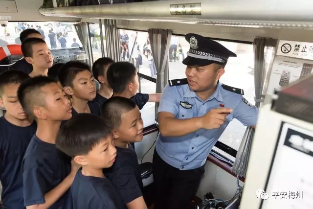 登移動(dòng)警務(wù)車(chē)、學(xué)交通安全知識(shí)、看特警戰(zhàn)術(shù)表演……“小特警”夏令營(yíng)真過(guò)癮(圖1)