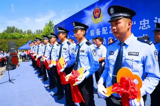 鹿邑縣“一村一警”裝備配發(fā)暨“忠誠(chéng)2017”平安守護(hù)行動(dòng)啟動(dòng)儀式(圖8)