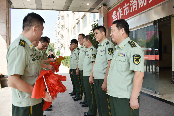 “消防宣傳戰(zhàn)士”整裝待發(fā)  焦作消防支隊(duì)舉行消防宣傳車發(fā)放儀式(圖6)