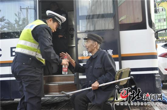 廊坊八旬老漢鬧市迷路 熱心交警為其找到親人(圖2)