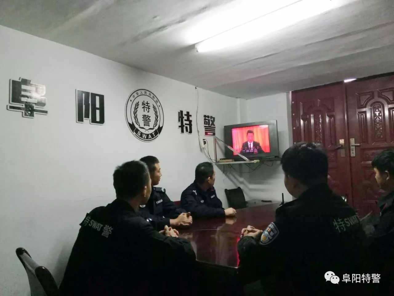 十九大我在崗 | 阜陽特警組織民警利用執(zhí)勤間隙收聽收看黨的十九大開幕式盛況(圖4)