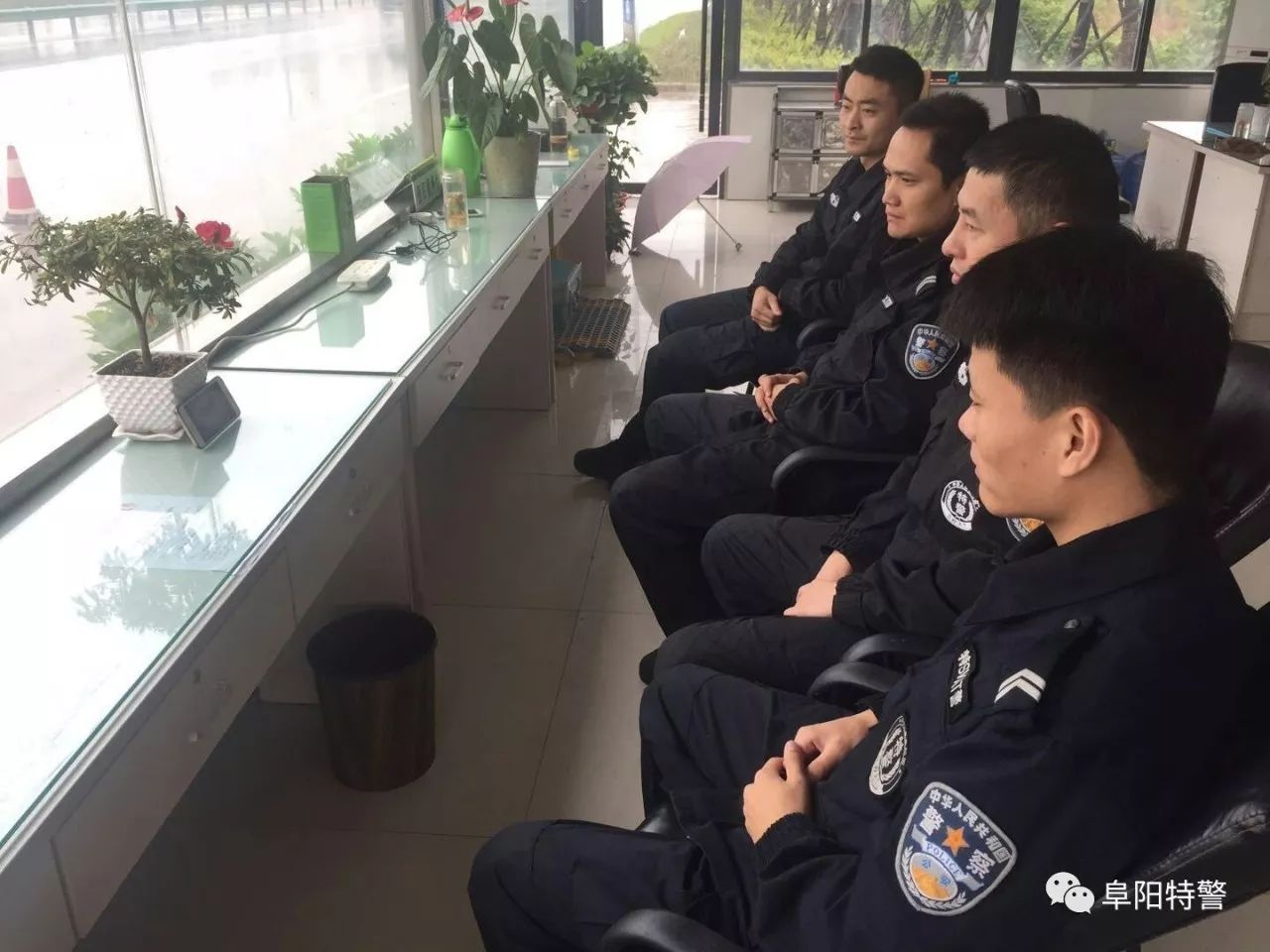 十九大我在崗 | 阜陽特警組織民警利用執(zhí)勤間隙收聽收看黨的十九大開幕式盛況(圖6)