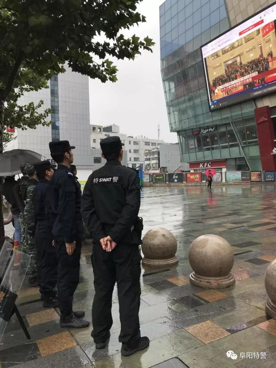 十九大我在崗 | 阜陽特警組織民警利用執(zhí)勤間隙收聽收看黨的十九大開幕式盛況(圖12)