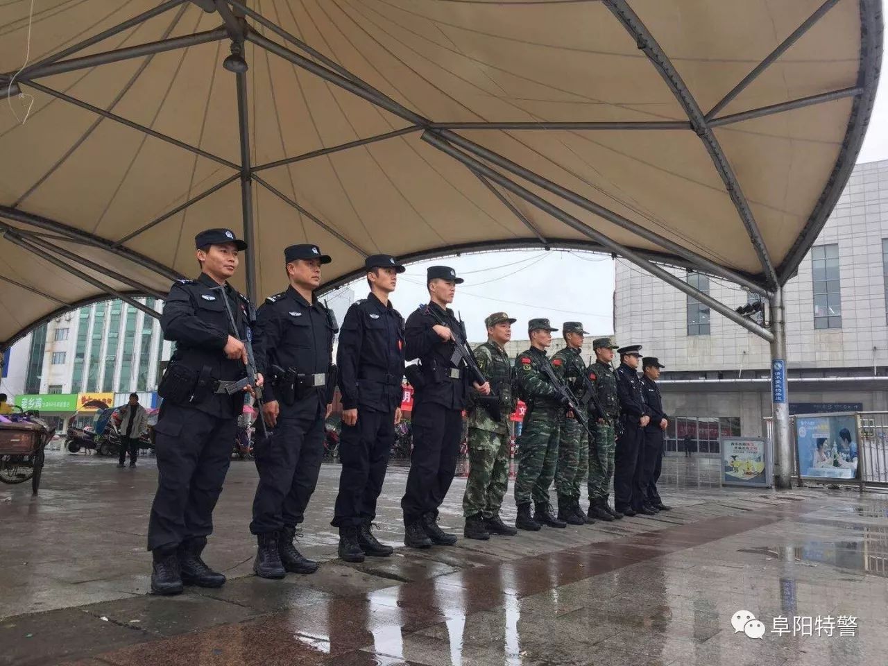 十九大我在崗 | 阜陽特警組織民警利用執(zhí)勤間隙收聽收看黨的十九大開幕式盛況(圖14)