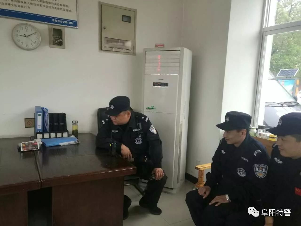 十九大我在崗 | 阜陽特警組織民警利用執(zhí)勤間隙收聽收看黨的十九大開幕式盛況(圖8)