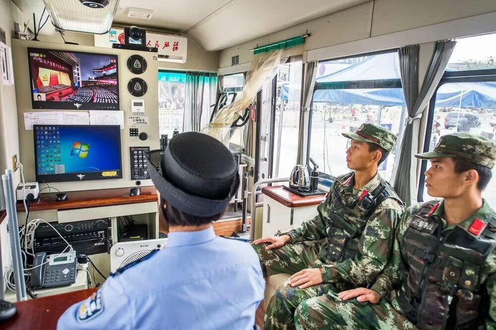 十九大在崗學習||各地公安民警在執(zhí)勤間隙收看黨的十九大開幕式盛況(圖4)