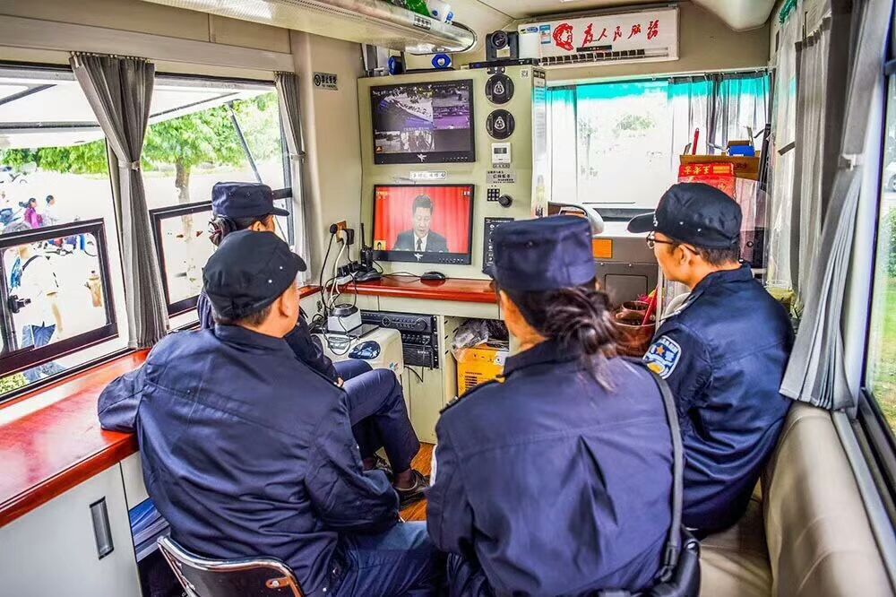 十九大在崗學習||各地公安民警在執(zhí)勤間隙收看黨的十九大開幕式盛況(圖5)