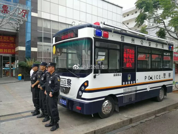 十九大安保系列報(bào)道   江西饒城街頭增設(shè)了一道靚麗“警色”！(圖1)