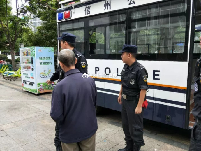 十九大安保系列報(bào)道   江西饒城街頭增設(shè)了一道靚麗“警色”！(圖3)