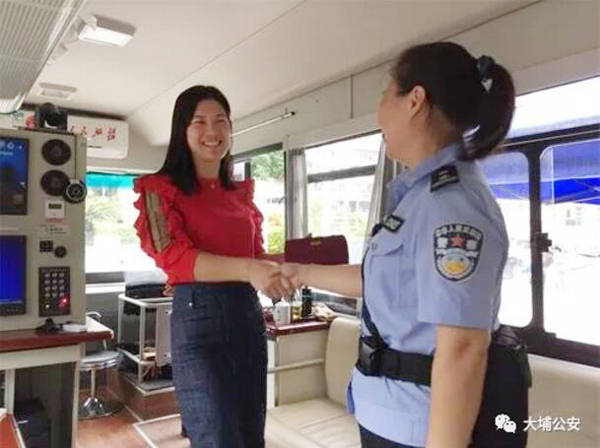 便利群眾保平安   梅州大埔移動(dòng)警務(wù)車街頭服務(wù)市民(圖3)