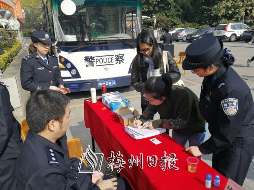 戶政、出入境…一站搞定！移動(dòng)警車開進(jìn)嘉應(yīng)學(xué)院(圖1)