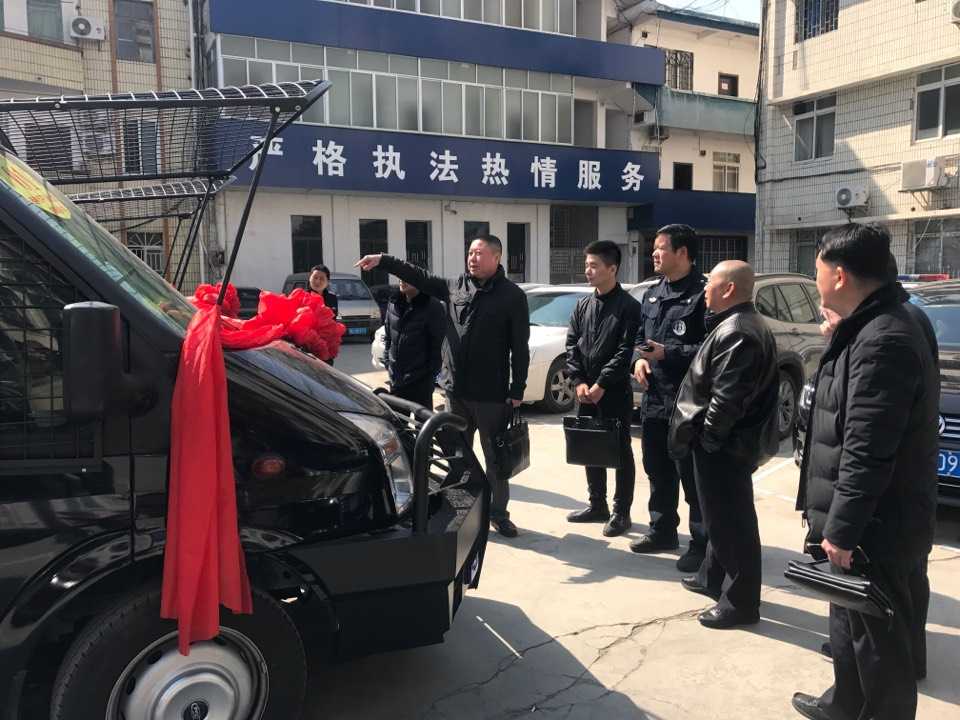 廣西平樂縣防暴運兵車上崗(圖4)