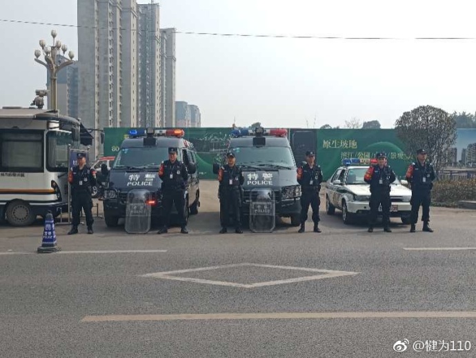 百日平安會戰(zhàn)||四川犍為縣特巡警大隊加強街面巡邏防控工作(圖3)