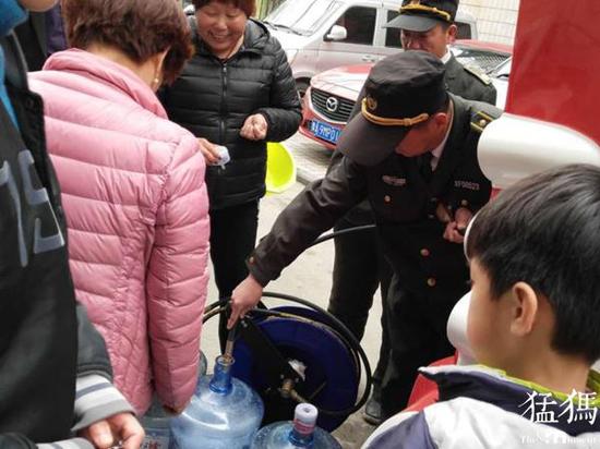 鄭州一小區(qū)突然斷水 微型消防車充當臨時送水車(圖2)