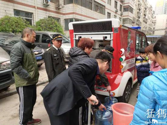 鄭州一小區(qū)突然斷水 微型消防車充當臨時送水車(圖3)