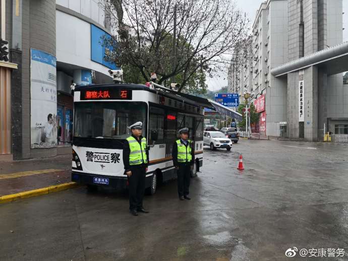 陜西安康：移動(dòng)警務(wù)室雨中執(zhí)勤   立足民生一站服務(wù)(圖1)