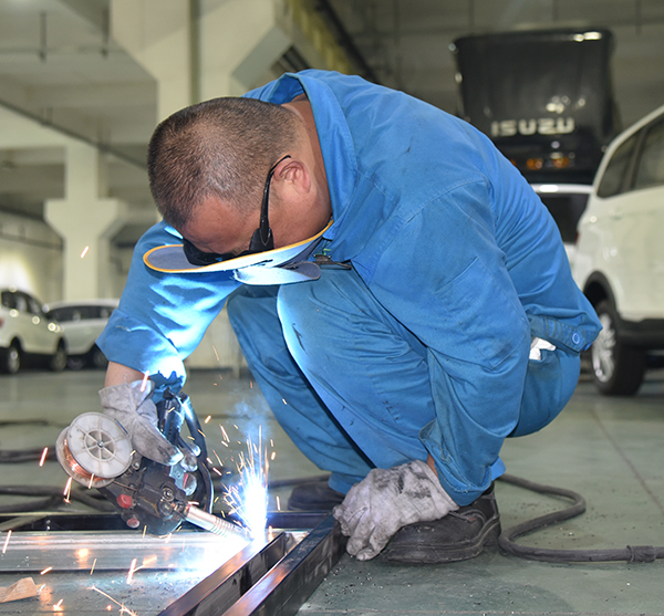 鈑金工匠???匠心筑夢——記鴻馬鈑金車間員工陰建偉的工匠精神(圖2)