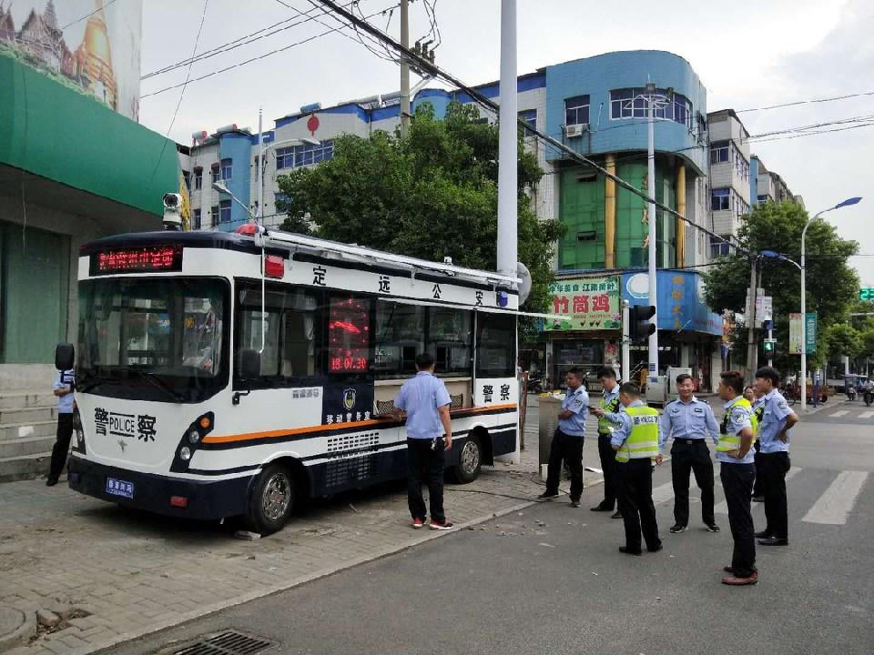 安徽省定遠縣移動警務室走上街頭近距離服務群眾(圖2)