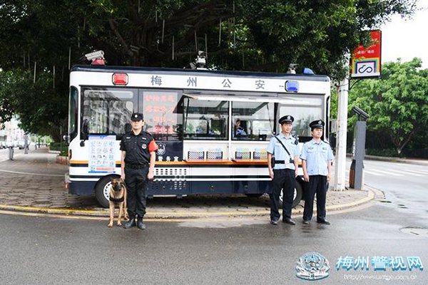 廣東梅州：“警犬+移動警務車” 進一步提升街面見警率管事率(圖1)