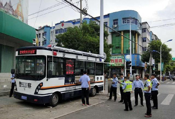 安徽定遠(yuǎn)：兩輛移動警務(wù)車亮相老城區(qū)，功能很強(qiáng)大！(圖1)