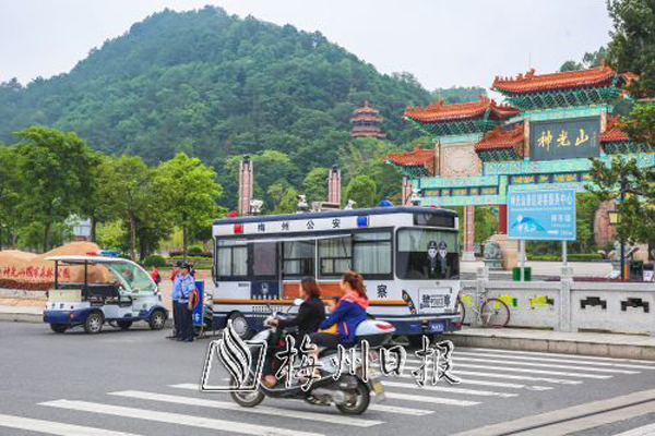 “十佳窗口民警”丘文婷：剛?cè)岵?jì)展現(xiàn)別樣風(fēng)采(圖2)