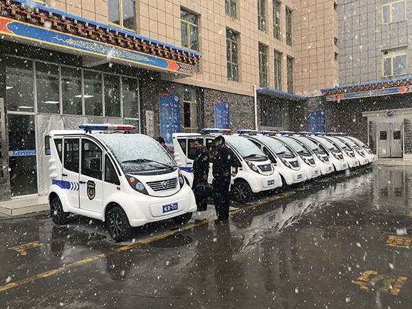 接受青藏高原風(fēng)雪考驗(yàn)  青海玉樹電動執(zhí)法車列裝上崗(圖2)