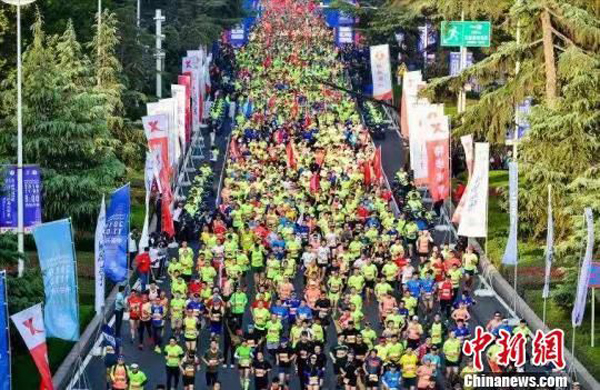 鄭州國(guó)際馬拉松開(kāi)跑！除了8000警力護(hù)航，還有它！(圖2)