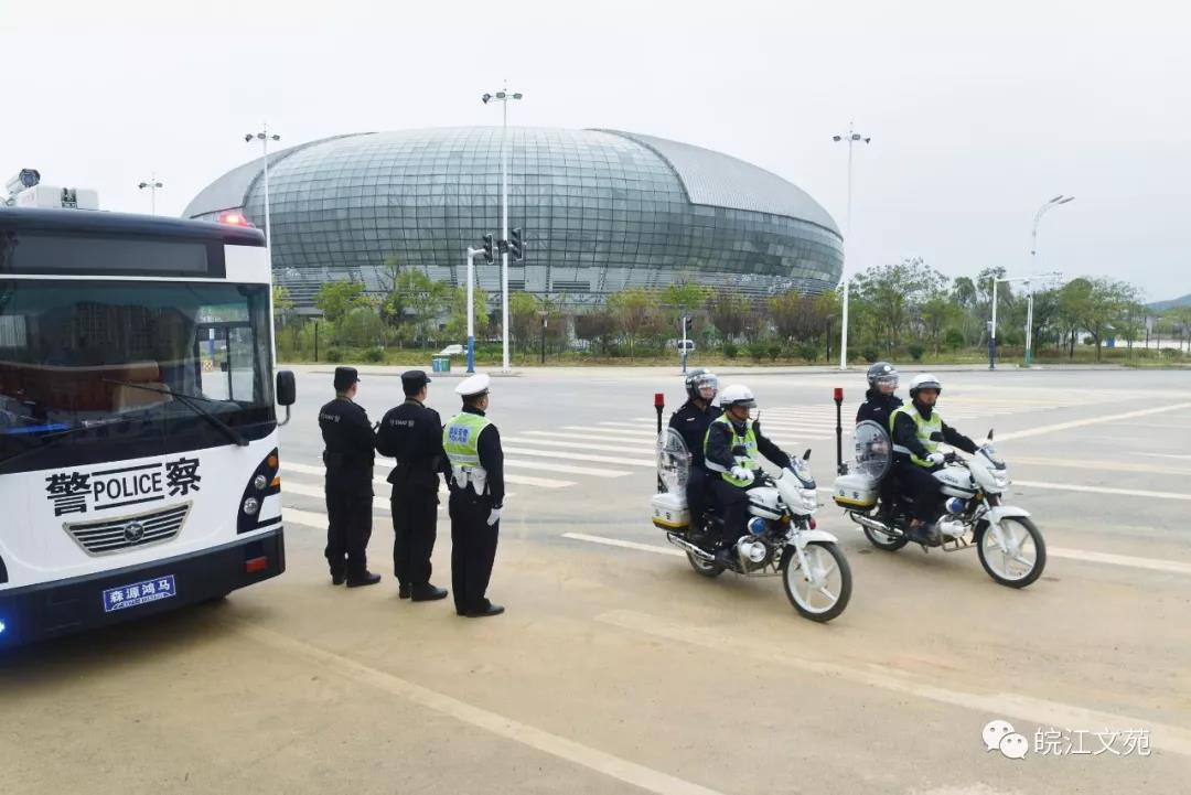 宿松“移動(dòng)警務(wù)室”亮相街頭，民生警務(wù)再添翅膀(圖1)