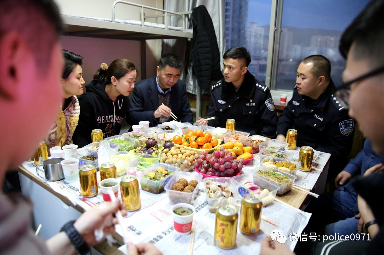 城中公安分局警務(wù)室元宵節(jié)執(zhí)勤，為2019的“年”畫上一個圓滿的句號。(圖5)