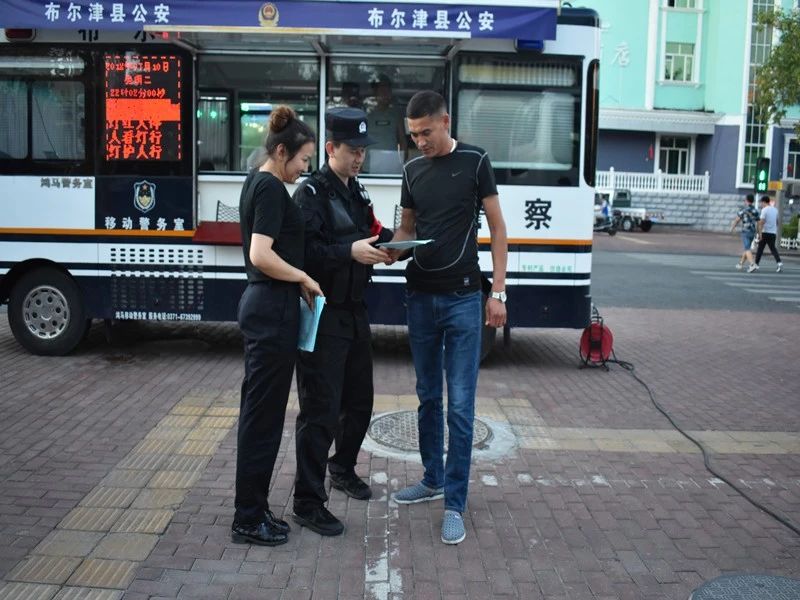 布爾津縣公安局警務(wù)站依托“移動警務(wù)車”打造服務(wù)群眾工作新模式(圖1)