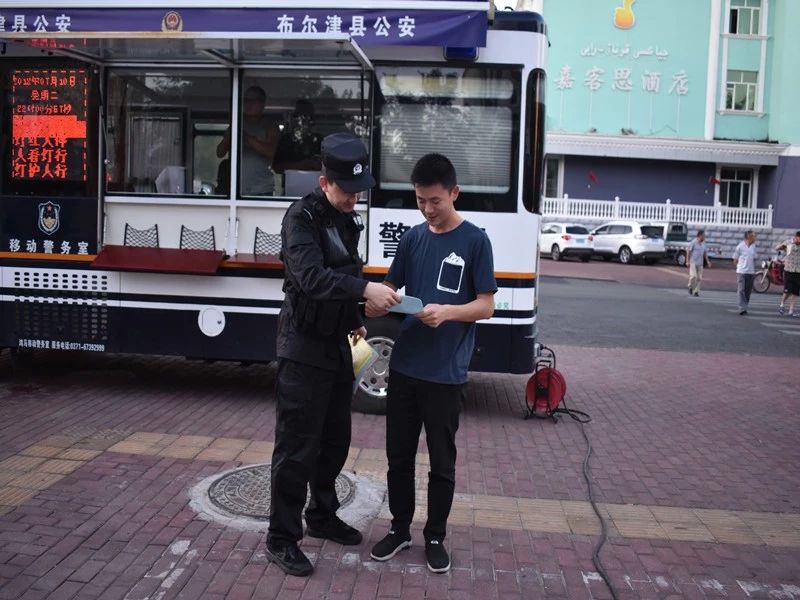 布爾津縣公安局警務(wù)站依托“移動警務(wù)車”打造服務(wù)群眾工作新模式(圖2)