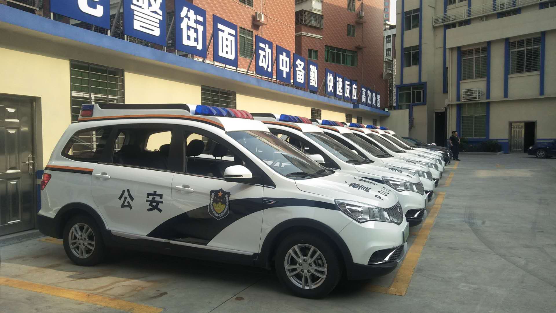 福建泉州電動巡邏車列裝上崗  充實(shí)110接處警改革(圖2)