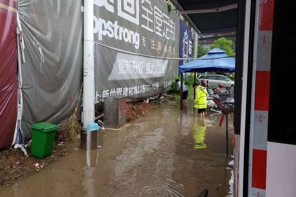 婁底：鋼城快警暴雨中守護群眾安寧(圖2)