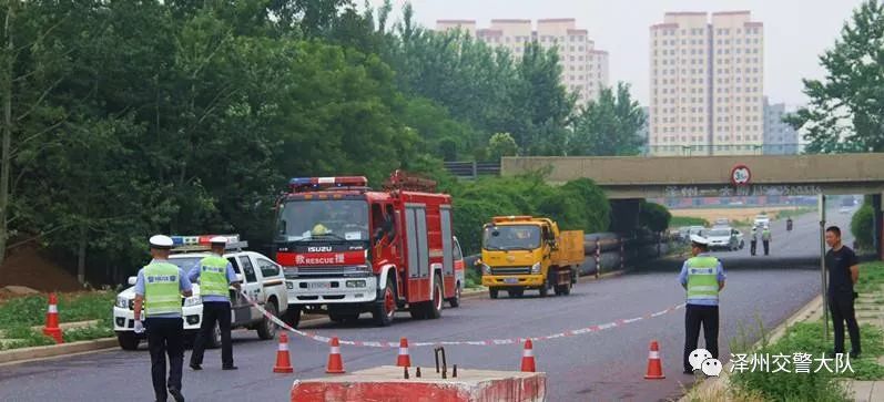 【安全生產(chǎn)月】澤州交警重頭戲 大貨車與面包車交通事故聯(lián)合應(yīng)急處置演練(圖4)