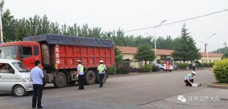 【安全生產(chǎn)月】澤州交警重頭戲 大貨車與面包車交通事故聯(lián)合應(yīng)急處置演練(圖7)