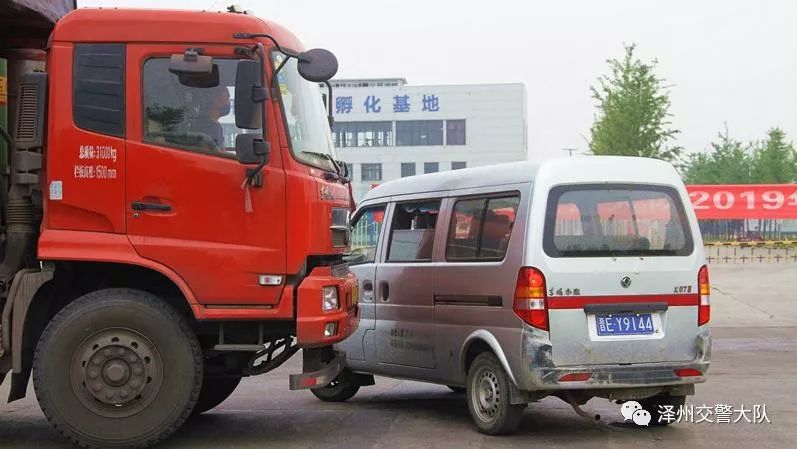 【安全生產(chǎn)月】澤州交警重頭戲 大貨車與面包車交通事故聯(lián)合應(yīng)急處置演練(圖5)