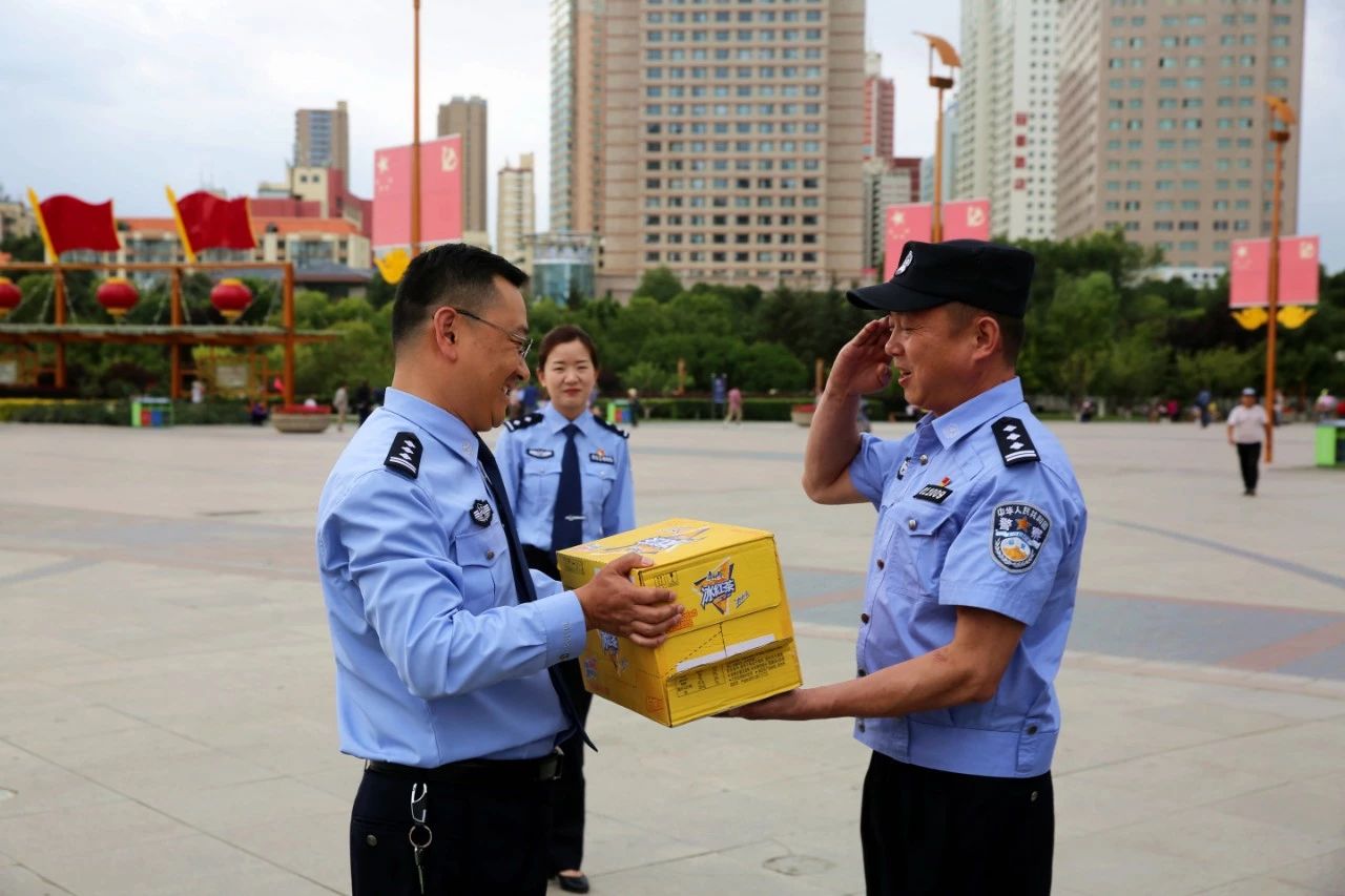 送清涼 鼓干勁 戰(zhàn)高溫 暖警心——城中公安分局組織開展夏季“送清涼”活動(圖2)