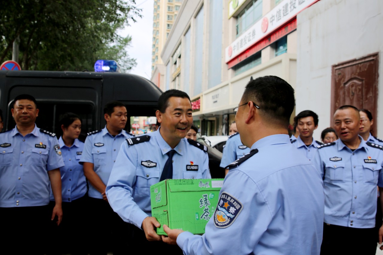 送清涼 鼓干勁 戰(zhàn)高溫 暖警心——城中公安分局組織開展夏季“送清涼”活動(圖1)