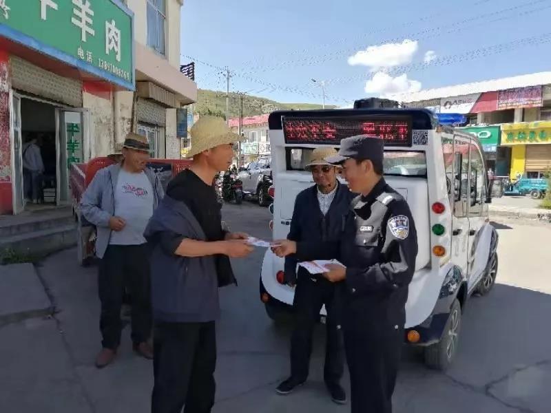 小小警務(wù)巡邏車(chē) 溫暖群眾走街巷(圖4)