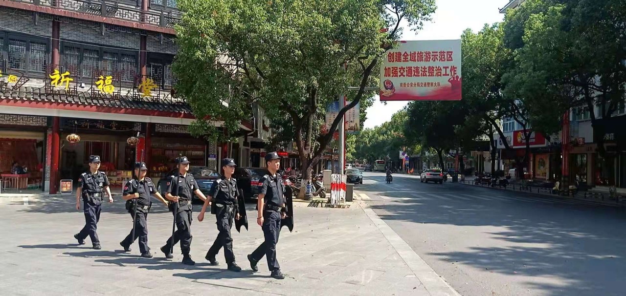 衡陽||國慶長假 “警”色迷人(圖1)