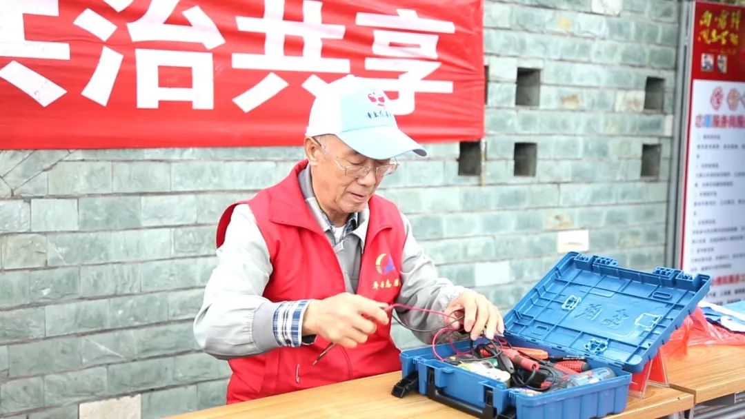 【民生you我 幸福黃島】社會治理流動工作站開展“黨員奉獻日”公益惠民服務(圖2)