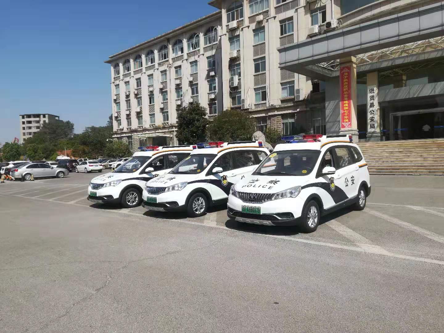 江西進(jìn)賢縣電動警用多功能巡邏車上崗執(zhí)勤(圖2)