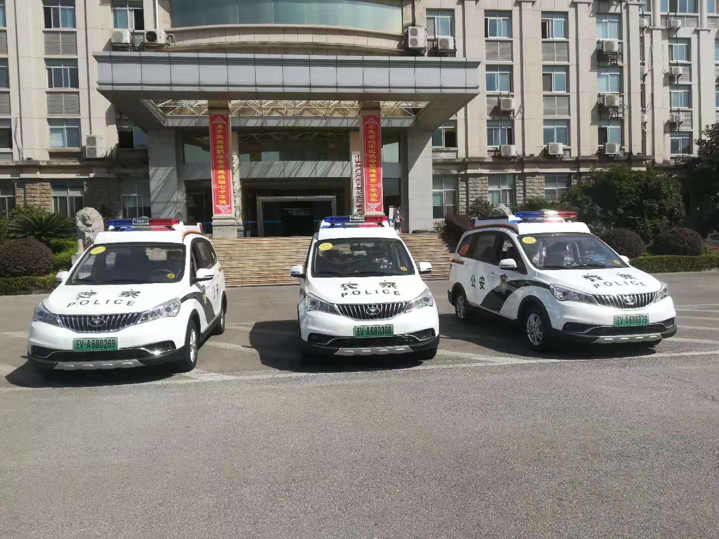 江西進(jìn)賢縣電動警用多功能巡邏車上崗執(zhí)勤(圖1)