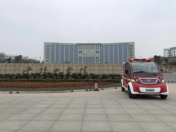 消防安全進校園——平頂山學院消防巡邏車上崗(圖2)