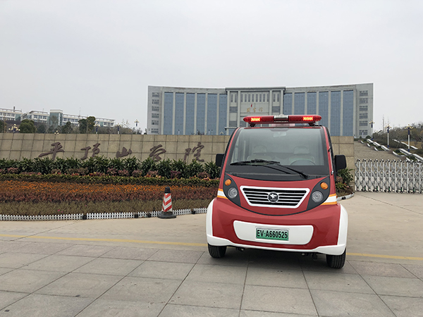 消防安全進校園——平頂山學院消防巡邏車上崗(圖3)