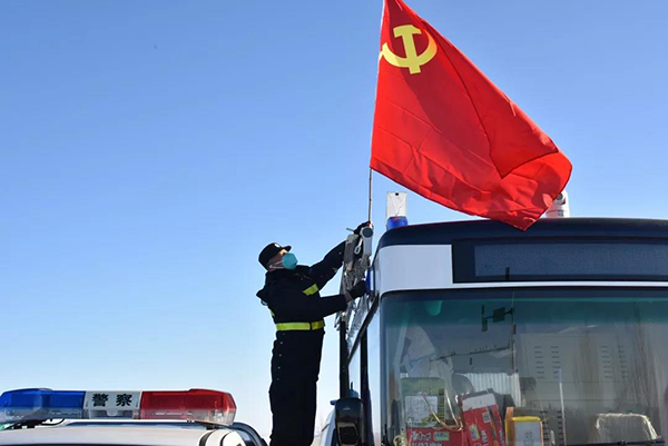 讓黨旗在疫情防控第一線高高飄揚(yáng)   讓警徽在疫情防控最前沿熠熠生輝(圖3)